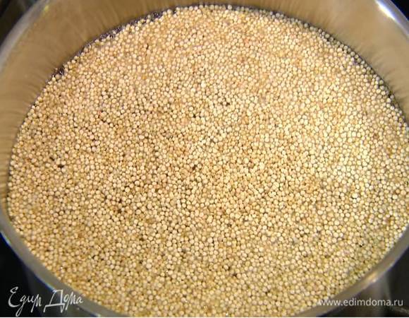 Киноа и чечевицу отварить согласно инструкции на упаковке.