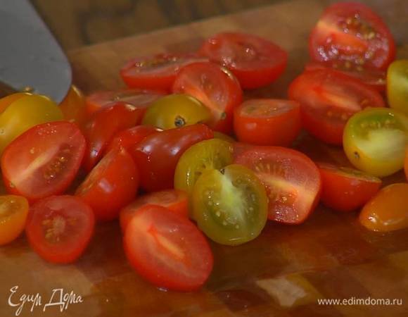 Помидоры разрезать вдоль пополам.