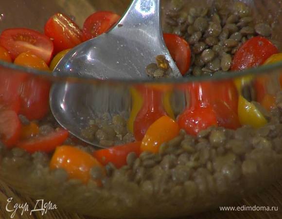 В чечевицу, слив жидкость, добавить оливковое масло, сок лайма, по щепотке соли и перца, все перемешать и соединить с нарезанными помидорами.