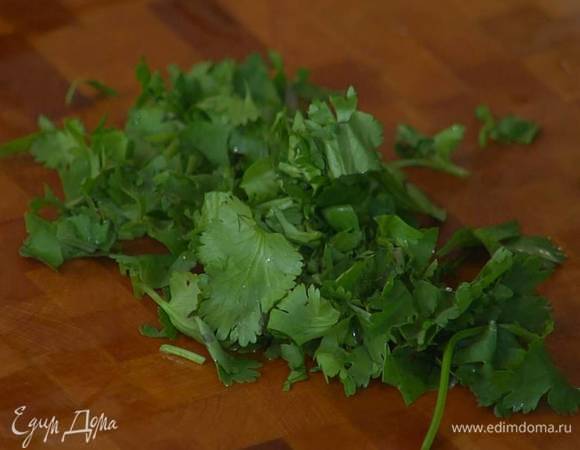 Кинзу крупно порезать, добавить к чечевице и все перемешать.