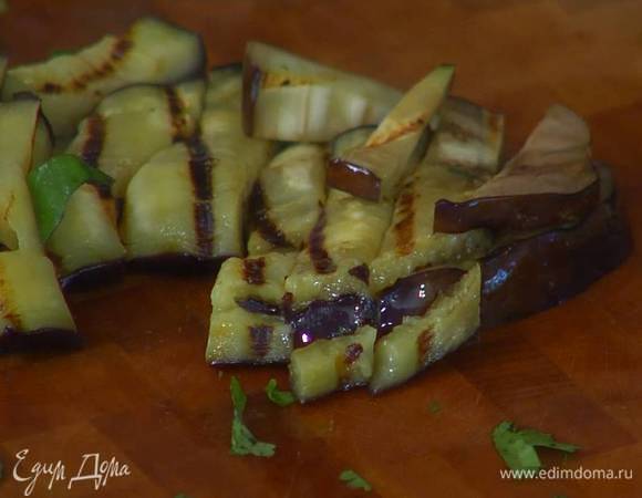 Горячие обжаренные баклажаны порезать небольшими полосками, добавить в салат, немного посолить, поперчить и слегка сбрызнуть оливковым маслом.