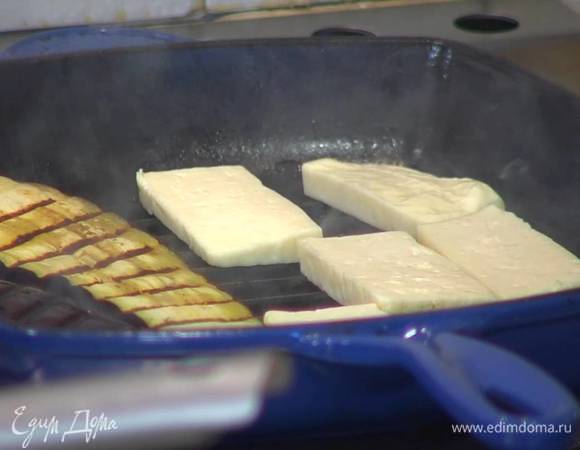 Халуми нарезать пластинками и обжарить на разогретой сковороде-гриль, на которой жарились баклажаны.