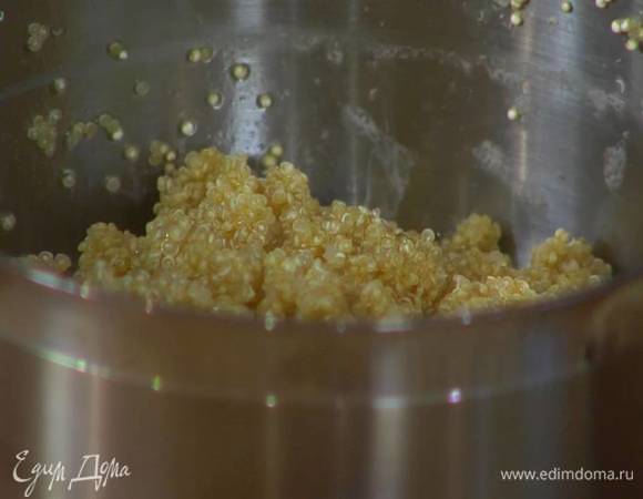 Готовую киноа промыть холодной водой, вернуть обратно в кастрюлю, полить оставшимся оливковым маслом, посолить, добавить цедру лимона и лимонный сок, все перемешать.