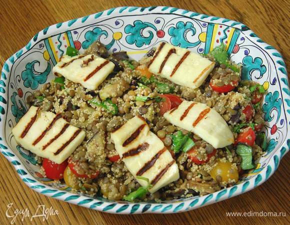 Киноа перемешать с салатом, переложить все в салатницу, сверху разложить обжаренный халуми.