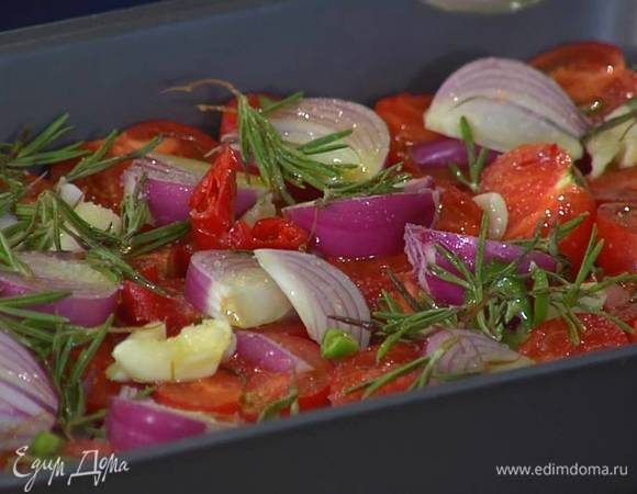 Помидоры разрезать пополам и плотно уложить срезами верх в глубокий противень, сверху разложить нарезанный лук, чеснок, перец чили, листья розмарина, полить все оливковым маслом, посолить и поперчить.