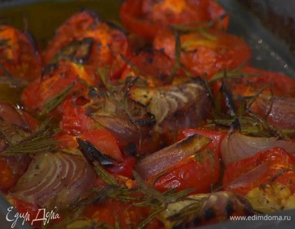 Запекать помидоры в разогретой духовке минут 10‒15, до готовности.