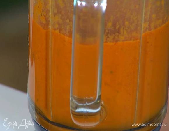 Запеченные овощи вместе с выделившимся соком поместить в чашу блендера, влить горячий бульон и взбить все в пюре.