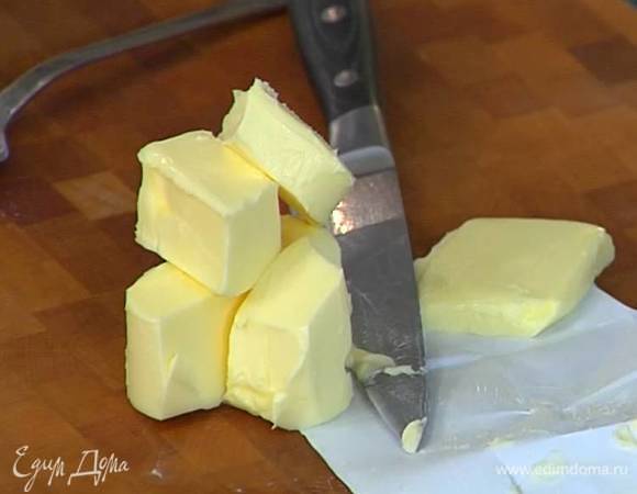 Нарезать 150 г предварительно охлажденного сливочного масла небольшими кубиками.