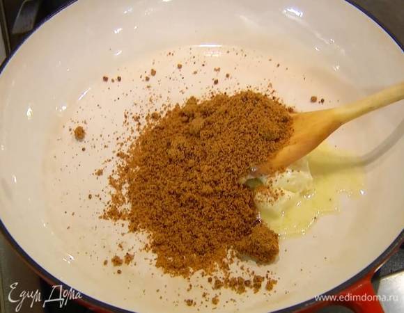 Приготовить начинку: разогреть в тяжелой сковороде с огнеупорной ручкой 50 г сливочного масла, добавить 3 ст. ложки сахара и, помешивая деревянной или пластиковой лопаткой, приготовить карамель.