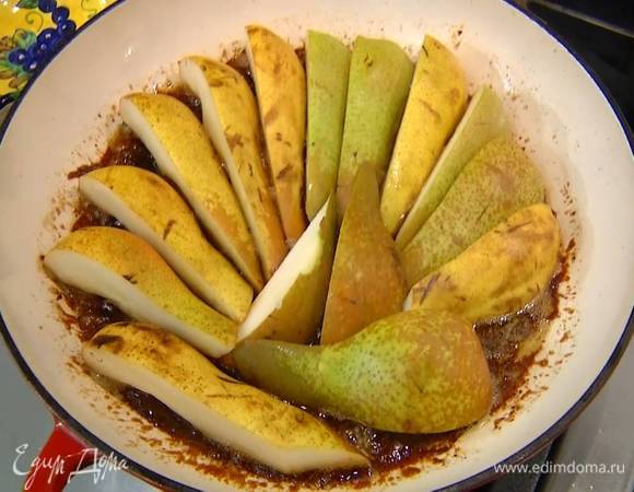 Груши разрезать вдоль на четыре части и, удалив сердцевину, плотным слоем выложить в сковороду с карамелью.