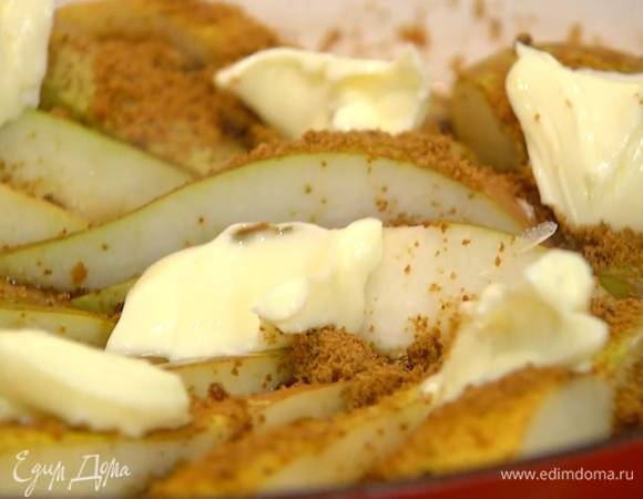 Посыпать груши оставшимся сахаром, сверху разложить кусочки оставшегося сливочного масла, накрыть крышкой и томить на медленном огне около 40 минут.