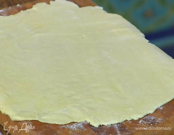 На присыпанной оставшейся мукой рабочей поверхности раскатать охлажденное тесто в пласт толщиной полсантиметра.