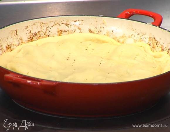 Груши в карамели накрыть пластом теста, заправить края внутрь, чтобы получилась крышечка, и часто наколоть тесто вилкой.