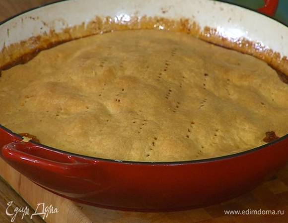 Выпекать пирог в разогретой духовке 45‒50 минут (в зависимости от мощности духовки).