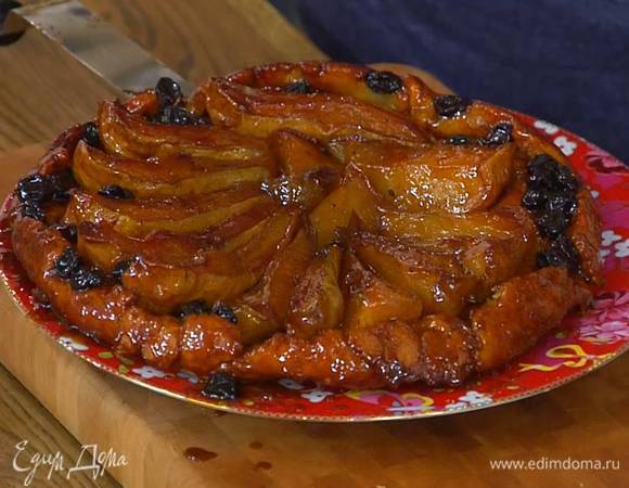 Готовый пирог слегка остудить, затем перевернуть на тарелку.