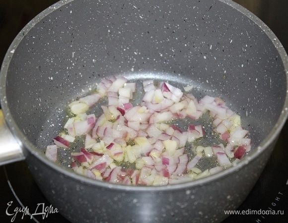 Лук и чеснок мелко порезать и обжарить на оливковом масле до прозрачности.