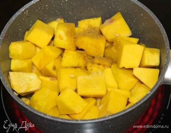 Добавить кусочки тыквы и щепотку карри, потомить 2-3 минуты.