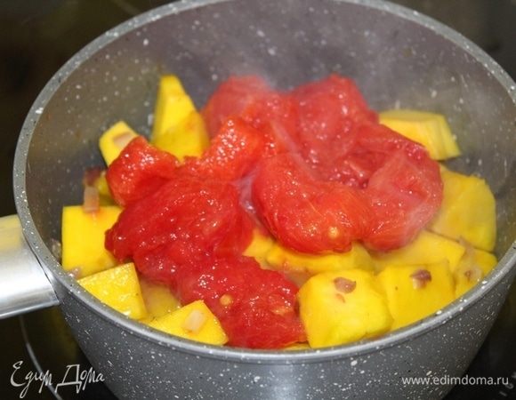 Добавить очищенные помидоры.