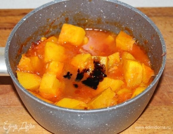 Долить горячую воду, посолить, поперчить. Варить 10-15 минут. В конце добавить бальзамик и сахар.