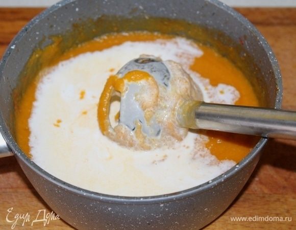 Добавить сливки и пюрировать суп. При необходимости добавить воды.