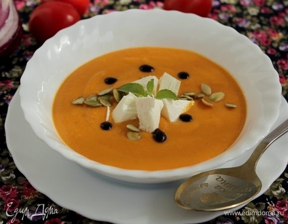 Разлить суп по тарелками, украсить брынзой и тыквенными семечками.