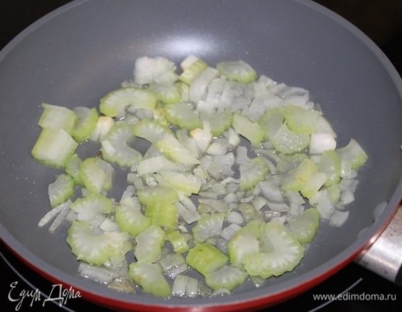Лук и сельдерей мелко порезать и обжарить на растительном масле до прозрачности.