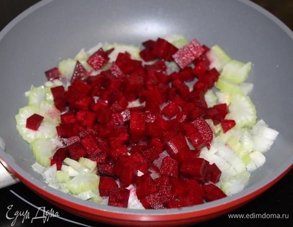 Добавить измельченную свеклу, обжарить 2-3 минуты.