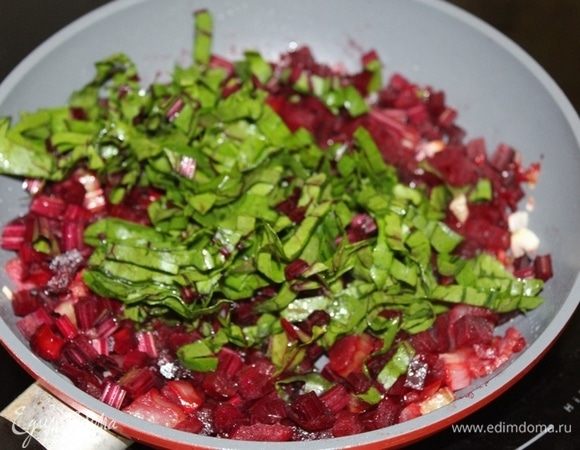 Затем добавить свекольную ботву. Потушить 1 минуту.