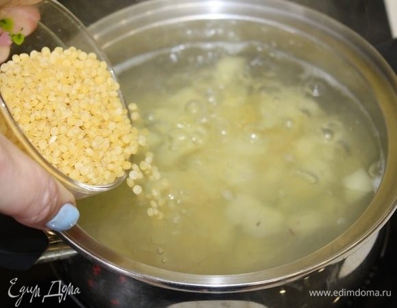 В это время в мясной бульон спустить кубики картофеля, варить 10 минут, добавить птитим, варим еще 10-15 минут до готовности картофеля и птитима.