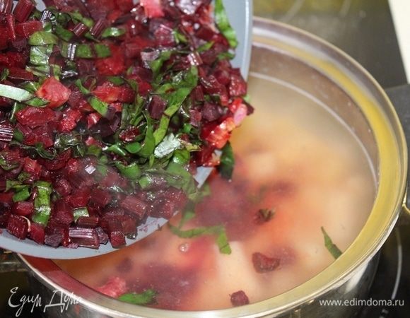 Спустить обжаренные овощи в суп.