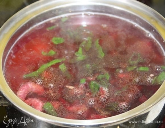 Потомить на медленном огне еще 5 минут.