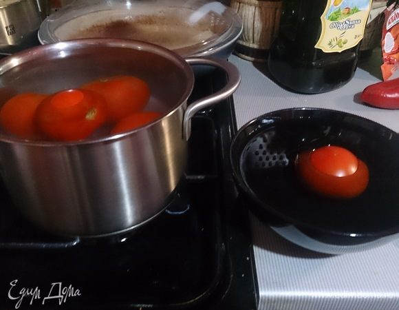 Овощи тщательно моем, чистим. С помидоров удаляем кожицу. Для этого делаем сверху надрезы, опускаем их на несколько секунд в кипящую воду, затем окунаем в холодную.