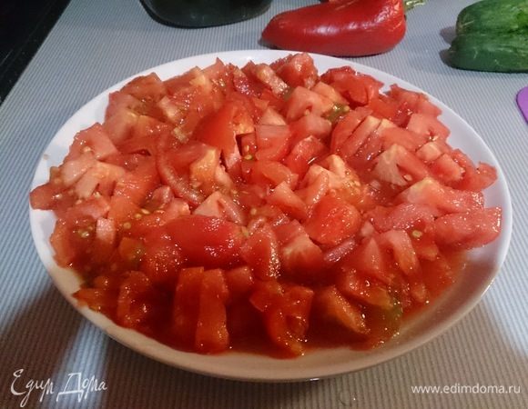 Режем помидоры дольками не слишком мелко.