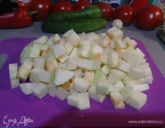 Режем кабачок кубиками.