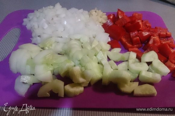 Нарезаем остальные овощи: огурцы, перец, лук, чеснок.
