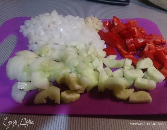 Нарезаем остальные овощи: огурцы, перец, лук, чеснок.