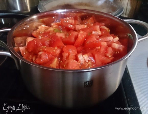 Перекладываем все овощи в глубокую посуду.