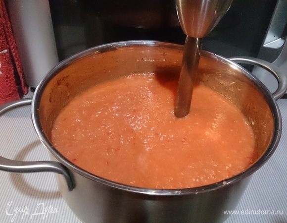 Измельчаем овощи блендером до однородной массы.