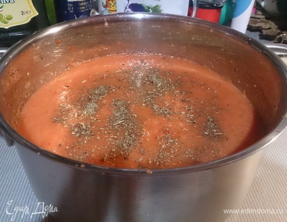 Солим, добавляем немного бальзамического уксуса, немного кайенского перца, базилик и оливковое масло. Тщательно перемешиваем. Охлаждаем в холодильнике.