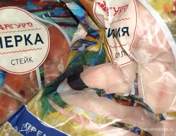 Стейки нерки ТМ «Магуро» и филе тилапии ТМ «Магуро» разморозить. Не надо доводить до полной разморозки, пусть немного рыба останется мороженой, тогда ее легко будет разделывать.  
Я взяла два стейка нерки ТМ «Магуро» и несколько кусочков тилапии ТМ «Магуро». Отделив мякоть нерки от костей и кожи, на выходе получилось 150 г нерки и 200 г тилапии. Очень удачное соединение. Нерка жирная, тилапия более нежная, и получился прекрасный баланс. 
 
