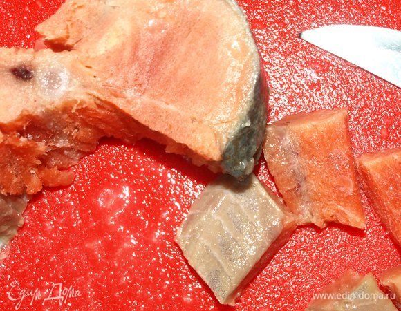 Отделяем мясо нерки от кости и шкуры.