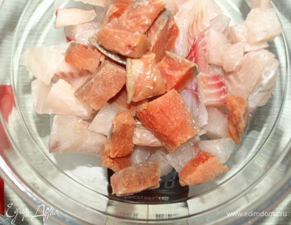 Соединяем нерку и тилапию в миске.