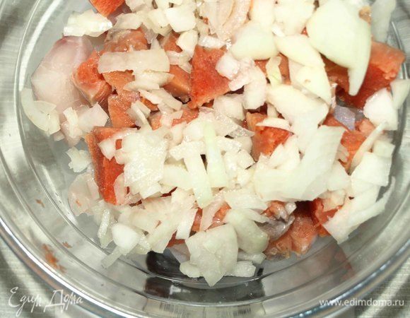 Режем мелко лук и добавляем к рыбе.