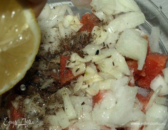 Чеснок нарезаем лепестками и добавляем к рыбе. Добавляем перец, соль, растительное масло, сок лимона, тмин.