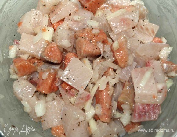 Аккуратно перемешиваем, закрываем миску пищевой пленкой и отправляем в холодильник на 30 минут или 1 час. При желании можно и больше. 