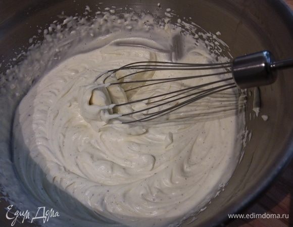 Пока печется корж, достать ганаш из холодильника. Взбить блендером до консистенции крема. Ганаш взбивается, как обычные сливки, но дольше. Но начинать взбивать необходимо на более слабых оборотах. Не перевзбейте! Поместить ганаш в кулинарный мешок и отправить в холодильник до востребования. 