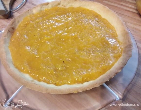 На полностью остывшую основу распределить абрикосовый крем. 