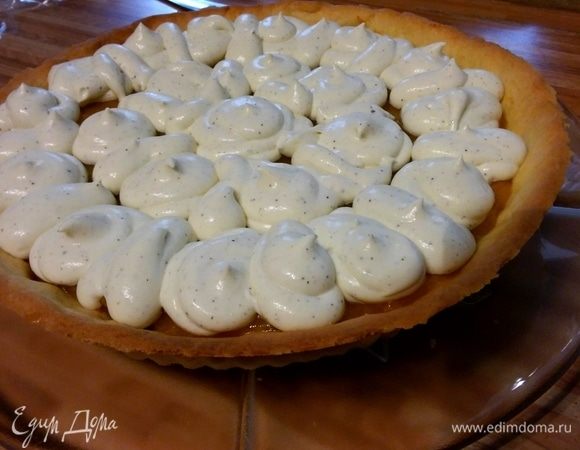 Отсадить горки-розочки ганаша. Если вы хотите украсьте тарт по своему вкусу. На фото видно, что я ганаш недовзбила, поэтому он немного осел. А должен был стоять.
