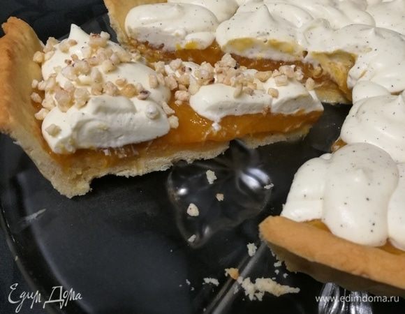 Но только непосредственно перед подачей посыпьте тарт миндальным крокантом. Обильно! 