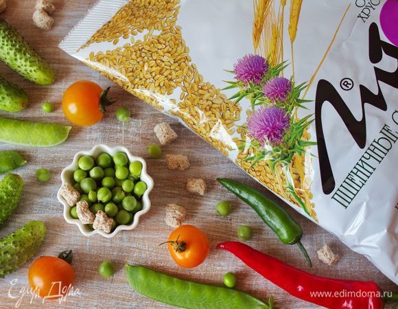 Подготовим ингредиенты к приготовлению овощного салата с битыми огурцами и отрубями.